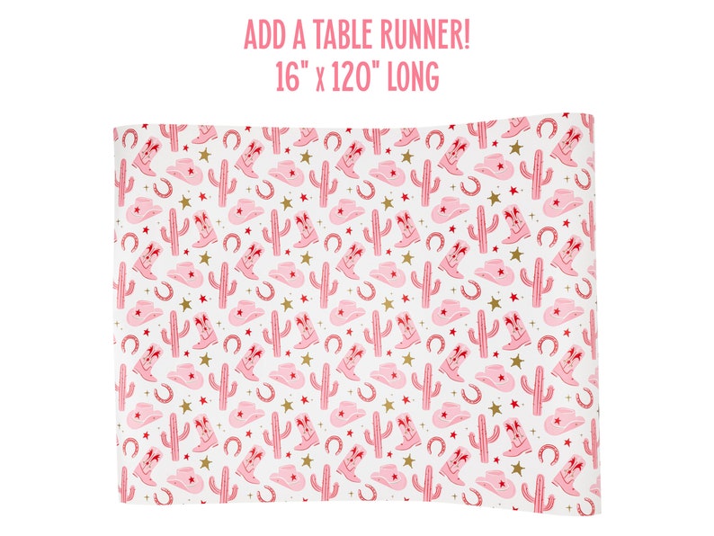 K&ouml;nnte beinhalten: Rosa-wei&szlig;er Tischl&auml;ufer mit einem sich wiederholenden Muster aus rosa Cowboystiefeln, Kakteen und Sternen. Der Text "ADD A TABLE RUNNER! 16" x 120" LONG" ist auf dem Bild gedruckt.