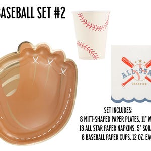 Op de afbeelding: Baseball-feestbenodigdhedenset met 8 bruine papieren borden in de vorm van een handschoen, 18 witte servetten met een rode en blauwe baseball en de tekst "All Star Champion", en 8 witte baseball-thema papieren bekers.