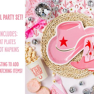 K&ouml;nnte beinhalten: Cowgirl-Partyset mit rosa und goldenen Huttellern und rosa Stiefel-Servietten. Das Set enth&auml;lt 8 Hutteller und 18 Stiefel-Servietten. Der Text "COWGIRL PARTY SET!" befindet sich oben im Bild. Der Text "SET INCLUDES: 8 HAT PLATES 18 BOOT NAPKINS" befindet sich in der Mitte des Bildes. Der Text "SEE LISTING TO ADD OTHER MATCHING ITEMS!" befindet sich unten im Bild.