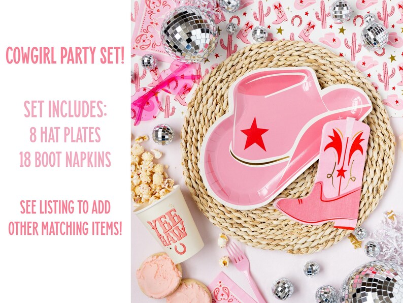 K&ouml;nnte beinhalten: Cowgirl-Partyset mit rosa und goldenen Huttellern und rosa Stiefel-Servietten. Das Set enth&auml;lt 8 Hutteller und 18 Stiefel-Servietten. Der Text "COWGIRL PARTY SET!" befindet sich oben im Bild. Der Text "SET INCLUDES: 8 HAT PLATES 18 BOOT NAPKINS" befindet sich in der Mitte des Bildes. Der Text "SEE LISTING TO ADD OTHER MATCHING ITEMS!" befindet sich unten im Bild.
