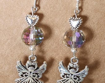 Pendientes colgantes de ángel de plata con cuentas de cristal iridiscentes multifacéticas.