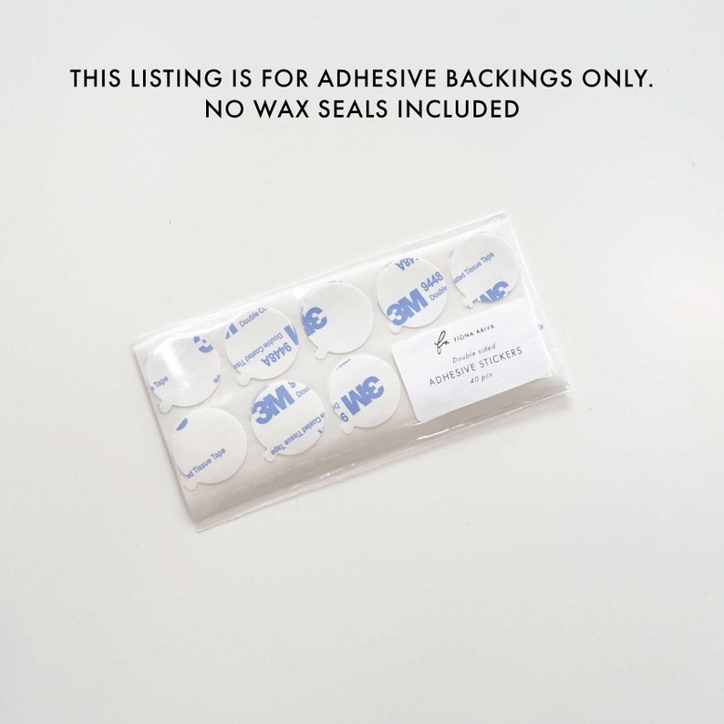 Peut inclure: Un sac en plastique transparent contenant 40 autocollants adh&eacute;sifs double face ronds et blancs. Les autocollants sont &eacute;tiquet&eacute;s "3M 9448 Double Sided Tape" et "FIONA ARIA Double Sided ADHESIVE STICKERS 40 px".
