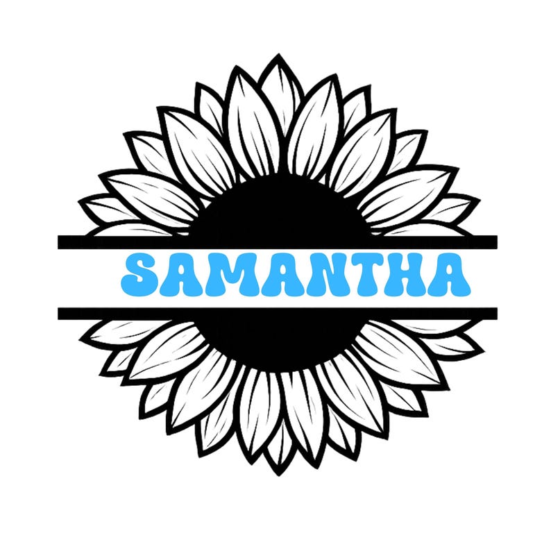 Op de afbeelding: Een zwart-witte grafische illustratie van een zonnebloem met een horizontale splitsing in het midden. De naam SAMANTHA staat in lichtblauwe, dikke, afgeronde hoofdletters in het gespleten gedeelte van het zonnebloemontwerp.