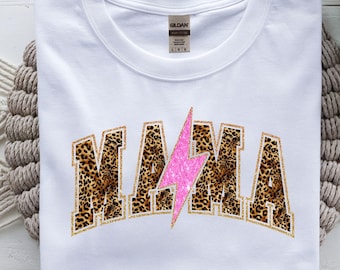 Leopard Mama PNG, Cheetah Print Mama Sublimatie Design, Trendy Mama Shirt Graphic, Mom Life PNG, Varsity Mama digitale download