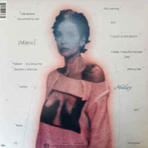 Puede incluir: Una portada de &aacute;lbum de vinilo con una imagen borrosa de una persona con una camiseta rosa. El t&iacute;tulo del &aacute;lbum "(Manic)" es visible, junto con t&iacute;tulos de canciones como "Clementine" y "You should be sad". El fondo es blanco con texto adicional.