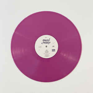 Puede incluir: Un disco de vinilo magenta con una etiqueta blanca en el centro. La etiqueta presenta el texto "Manic" y "Halsey", junto con otros textos y logotipos. El disco tiene surcos visibles y forma circular.