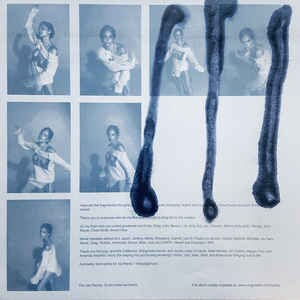 Puede incluir: Imagen en tonos azules con nueve paneles. Seis paneles muestran a una persona en movimiento, vestida con una parte superior blanca. Los paneles restantes contienen texto en letra peque&ntilde;a. Rayas azul oscuro recorren la imagen verticalmente.