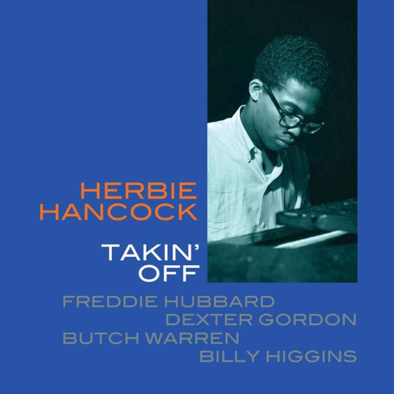 Puede incluir: Una portada de &aacute;lbum azul con el texto "HERBIE HANCOCK TAKIN' OFF" en naranja. El &aacute;lbum presenta a Freddie Hubbard, Dexter Gordon, Butch Warren y Billy Higgins. Una foto en blanco y negro de un hombre tocando un teclado est&aacute; en el fondo.