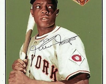 Może przedstawiać: Karta baseballowa w stylu vintage z Wille Mays z New York Giants. Mays jest przedstawiony w swoim mundurze, trzymając kij, z nazwą drużyny i informacjami o zawodniku na górze. Mały obrazek opakowania parówek znajduje się w prawym górnym rogu.