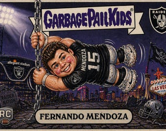 Puede incluir: Una tarjeta coleccionable de Garbage Pail Kids con una caricatura de Fernando Mendoza con una camiseta de los Raiders. La tarjeta incluye el logotipo de los Raiders, el texto "Welcome to Fabulous Las Vegas Nevada" y el estadio Allegiant en el fondo.