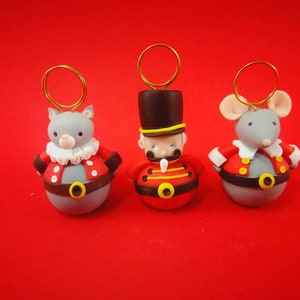 Cartões de lugar com personagens de Natal