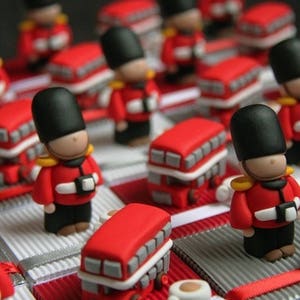 Geschenkboxen zum Thema Bus und Wache im Londoner England-Stil