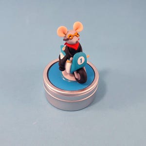 Tooth box mouse on his motorcycle