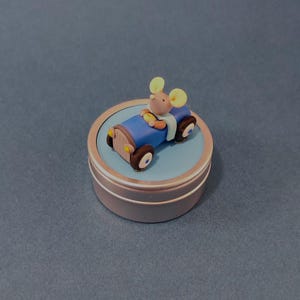 Tooth box mouse in his pedal car