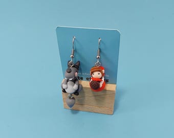 Boucles d'oreilles asymétriques petit chaperon rouge loup acrylique