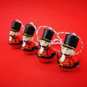 Box of 4 mini Christmas subjects to hang image 3