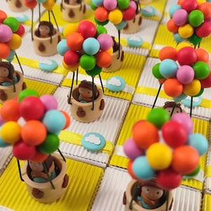 Boîtes à dragées montgolfières multicolores