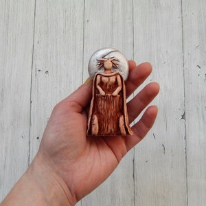 Estátua de Deus Mani Pequena estatueta do Deus Mani / Feita de barro / feita à mão