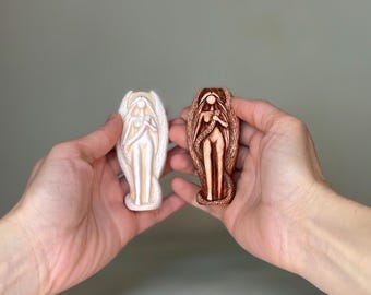 Lilith-beeld Godin Lilith Klein beeldje / Gemaakt van klei, handgemaakt. Prijs voor 1 sculptuur.