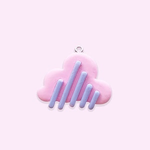 Peut inclure: Un charme en forme de nuage rose avec une boucle argentée et des détails de pluie violette.