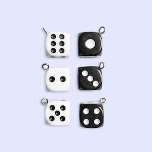 2 Stück oder 10 Stück schwarze und weiße Würfel Anhänger - Punk Anhänger - Harz Anhänger - Kawaii Anhänger - Solitär - Poker Anhänger - D & D Anhänger - Gothic Anhänger
