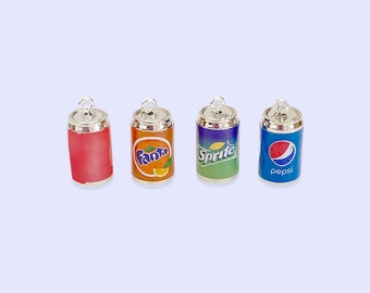Charm de resina con forma de lata de refresco, ideal para manualidades.