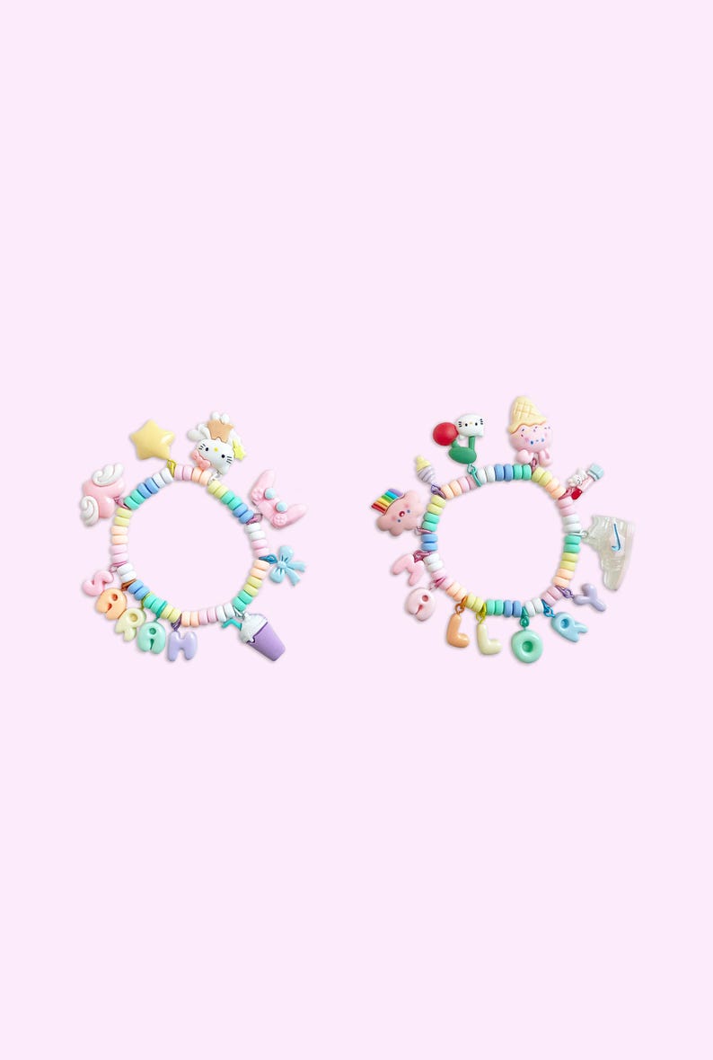 Peut inclure: Deux bracelets en perles color&eacute;es avec des breloques. Un bracelet &eacute;pelle "DREAM" et l'autre "MELODY". Les breloques comprennent une licorne, une &eacute;toile, un nuage, un milk-shake, un cornet de glace, un champignon, un cochon et un c&oelig;ur.