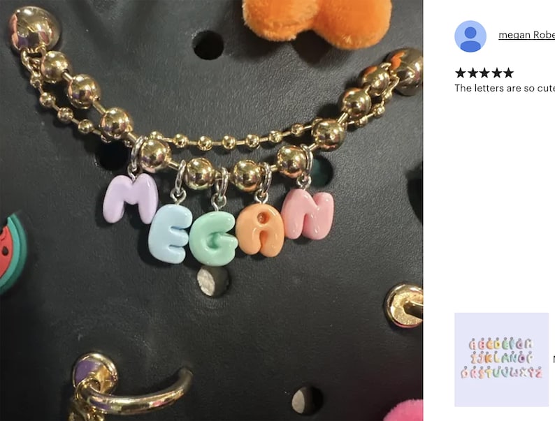 Peut inclure: Une cha&icirc;ne en or avec des breloques en lettres color&eacute;es qui &eacute;pellent le nom "Megan". Les breloques sont faites d'un mat&eacute;riau doux et de couleur pastel.