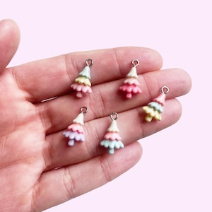 2 st, 5 st eller 10 st pastellfärgade mikro-mini-julgransberlocker - Vinterland-berlock - Kawaii pastell jul - Pastellfärgade julörhängen