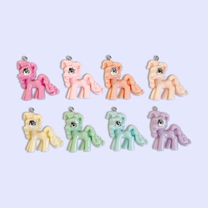 Colgantes de caballos (2, 8 o 10 piezas) - Charm de poni pastel - Charm de arcoíris - Charms kawaii - Charms de zapatos - Charms de poni - Charms de animales - Charms para niñas