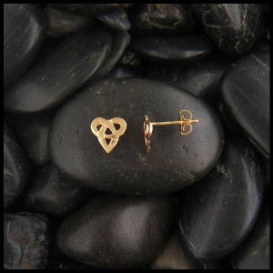 Puces d'oreilles coeur Trinity en or