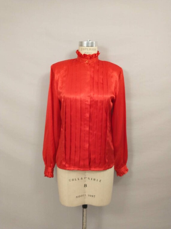 blusa roja brillante