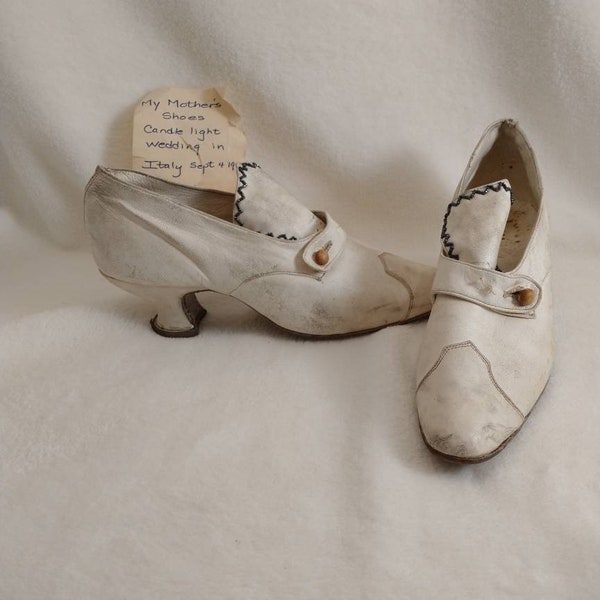 Zapatos de boda antiguos 1913 Época victoriana Cuero blanco Hecho en Italia Detalle de cuentas Novia eduardiana