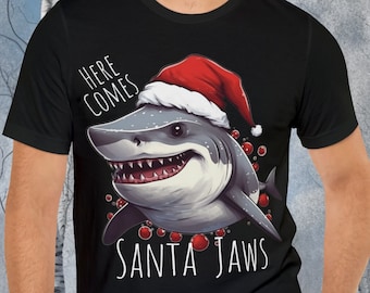 Aquí viene la camisa Santa Jaws / Top de tiburón festivo / Camisa de tiburón navideño / Camisa Sharky Claus / Unisex- Camiseta de manga corta Jersey para hombre y mujer