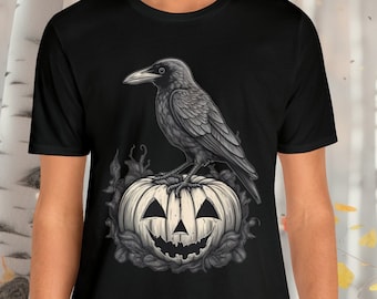 Raven on Pumpkin Shirt / Dark Bird Tee / Black Bird Top / Halloween Raven Top / Halloween Tee / Unisex- Men and Woman's Jersey manga corta