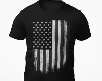 Camiseta de la bandera estadounidense / Regalo patriota / Bandera blanca y negra angustiada / Unisex - Camiseta de manga corta de jersey para hombre y mujer
