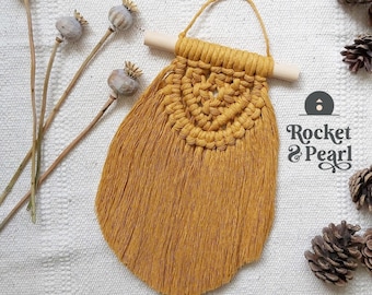 Macrame wall hanging pattern suitable for beginners with a step by step guide