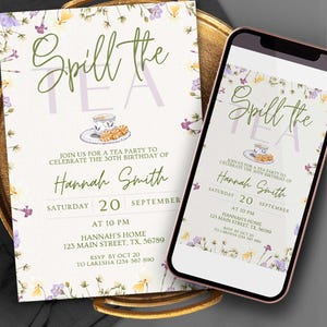 Può includere: Un invito e uno smartphone mostrano un invito a un tea party. L'invito, con dettagli floreali viola e gialli, annuncia il compleanno di Hannah Smith. La data, l'ora e il luogo sono chiaramente indicati.