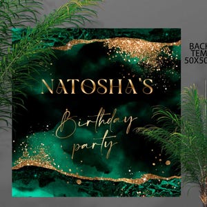 Puede incluir: Un diseño de fondo cuadrado, de 127x127 cm, con un diseño negro, verde esmeralda y dorado. El texto "Natosha's Birthday Party" está en escritura dorada. El telón de fondo tiene un efecto de acuarela con detalles de purpurina dorada.