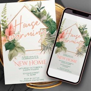Pode incluir: Convite para inauguração de casa com detalhes florais e verdes. O design apresenta as palavras "Housewarming" e "New Home" em uma escrita elegante. Inclui detalhes do evento: data, hora, endereço e informações de RSVP. Um smartphone exibe o mesmo convite.