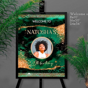 Pode incluir: Uma placa de boas-vindas emoldurada com uma borda preta, com uma foto de uma mulher e o texto "WELCOME TO NATOSHA'S 20th birthday." A placa tem um design verde e dourado, com as dimensões 20x25, 41x51 e 61x91 cm.