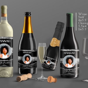 Könnte beinhalten: Vier Flaschen Wein und Champagner mit personalisierten Etiketten, die ein Foto einer Person und den Text "HANNAH 20th Birthday" zeigen. Die Etiketten sind schwarz mit silbernen Glitzerakzenten. Wein-Etikettengrößen: 12,7x10,2 cm und 10,2x8,9 cm. Champagner-Etikettengrößen: 8,9x10,2 cm und 5,1x8,9 cm.