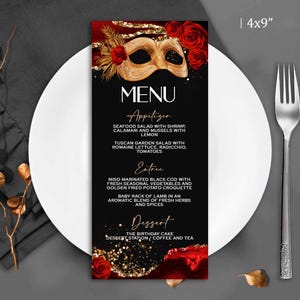 Könnte beinhalten: Eine schwarze Menükarte mit einem goldenen und roten Maskendesign, roten Rosen und dem Text „MENU“. Die Speisekarte listet Vorspeisen, Hauptgerichte und Desserts auf. Ein weißer Teller, eine Gabel und ein Messer befinden sich im Hintergrund.