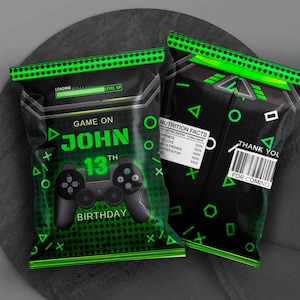 Puede incluir: Dos bolsas de golosinas de cumpleaños negras y verdes con temática de juegos. Una bolsa dice "Game On John 13th Birthday" con un gráfico de mando. La otra bolsa tiene el mensaje "Thank You For Coming".