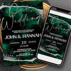 Puede incluir: Una invitación de boda y un teléfono inteligente que muestra el mismo diseño. La invitación presenta las palabras "Our Wedding" en plata sobre un fondo verde oscuro con detalles plateados. Detalles: nombres John & Hannah, fecha, hora y lugar.