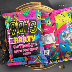 Può includere: Un sacchetto per feste colorato a tema anni '90 con la scritta "90's PARTY NATOSHA'S 30TH BIRTHDAY BASH". La borsa presenta grafiche retrò di boombox, cubi di Rubik, pattini a rotelle e personaggi di Pac-Man. La borsa misura circa 21,6 x 27,9 cm.