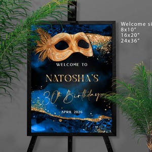 Puede incluir: Un letrero de bienvenida para una celebración de 30 cumpleaños. El letrero presenta una máscara dorada y el texto "Welcome to Natosha's 30th Birthday April 2026" sobre un fondo azul y negro. El letrero se muestra en un caballete negro.
