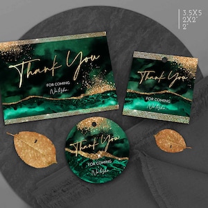 Puede incluir: Conjunto de tres etiquetas de agradecimiento en verde esmeralda y purpurina dorada. Las etiquetas presentan un fondo de acuarela con acentos de purpurina dorada y el texto "Gracias por venir" con un nombre. Las etiquetas están disponibles en tres tamaños: 3,5 x 5 pulgadas, 2 x 2 pulgadas y 2 pulgadas de diámetro.