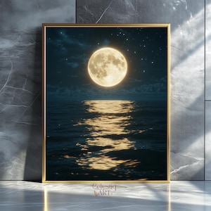 Puede incluir: Una impresión enmarcada representa una luna llena sobre un océano oscuro bajo un cielo estrellado. El reflejo de la luna brilla en la superficie del agua. La obra de arte está en un marco dorado, con el nombre del artista, Celestiq ART, en la esquina inferior.