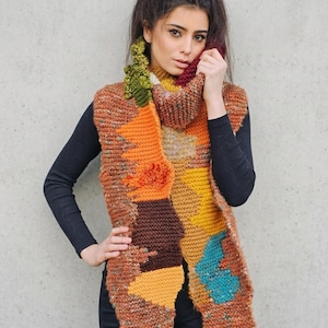 Può includere: Una tazza di ceramica bianca con manico nero e la scritta "But First, Coffee" in grassetto nero. La tazza è posta su uno sfondo sfocato, che suggerisce un'atmosfera accogliente.